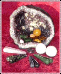 Heilen mit Steinen. Heilen mit Edelsteinen Die Edelstein - Massage ist wohl die schönste Art, die Wirkung der Edelsteine zu erleben. Sie verbindet auf harmonische Weise die Wirkung gezielter Massagegriffe aus Shiatsu, Lymphdrainage, Entschlackungs-massage, Akupressur- und Meridianbehandlung mit der ausgleichenden Wirkung der Edelsteine. Sie wird mit Kugeln und Griffeln in Verbindung mit warmem Edelsteinöl ausgeführt, das je nach Befindlichkeit speziell für Sie ausgewählt wird. So können Wohlbefinden, Entspannung, Harmonie, Regeneration, Stressbewältigung, Entschlackung, Gelassenheit, Geborgenheit oder Lust- und Lebensfreude gefördert werden. Bei der Entgiftungs- und Entschlackungsmassage werden gezielt Edelsteine wie Chalcedon, Fluorit oder Nephrit-Jade eingesetzt, um den Lymphfluss anzuregen und dadurch den Körper beim Entgiften und Entschlacken zu unterstützen. Lassen Sie sich auf dieses wunderbare Erlebnis ein